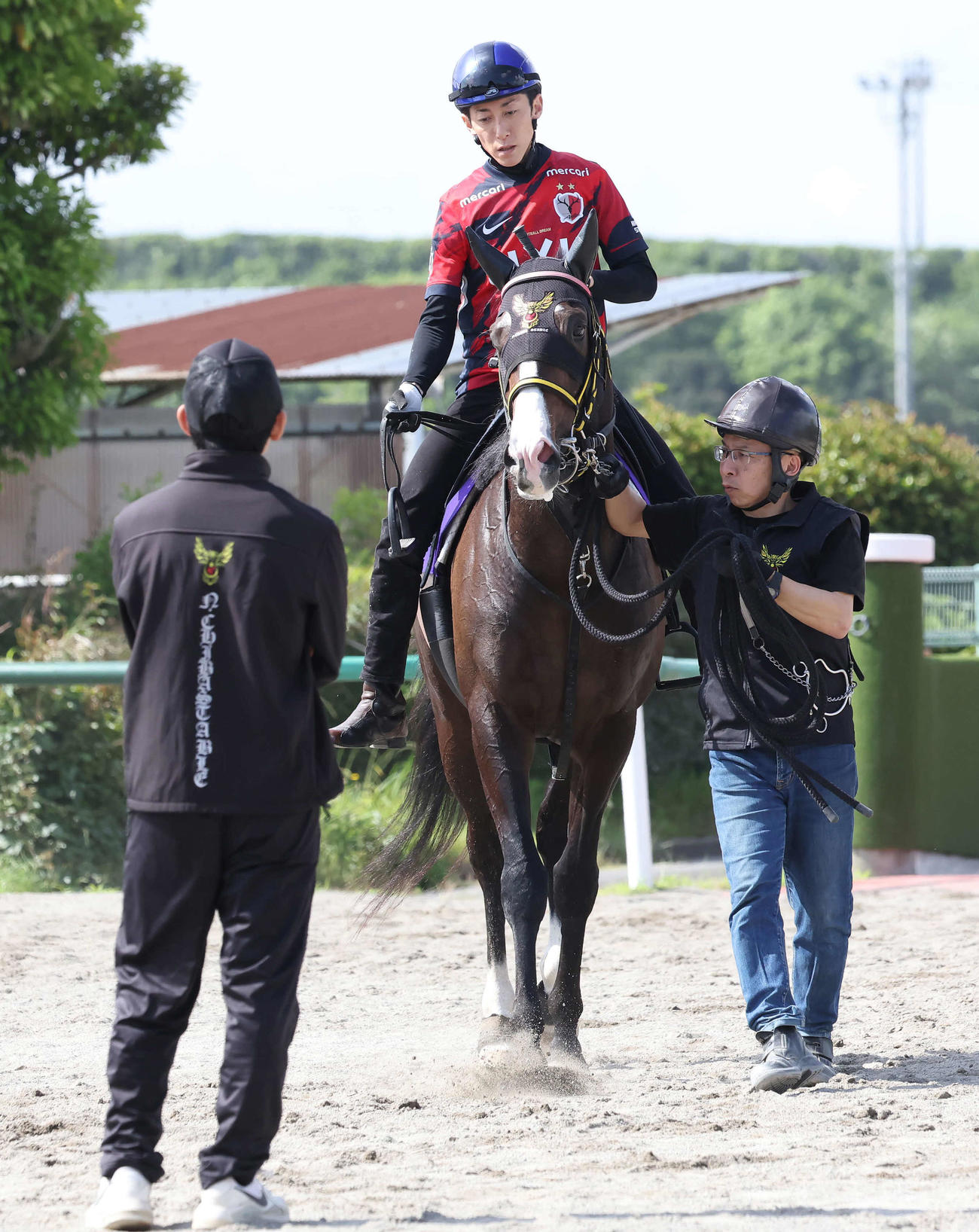 追い切りを終えて馬場を出るニシノエージェントと津村騎手（撮影・丹羽敏通）