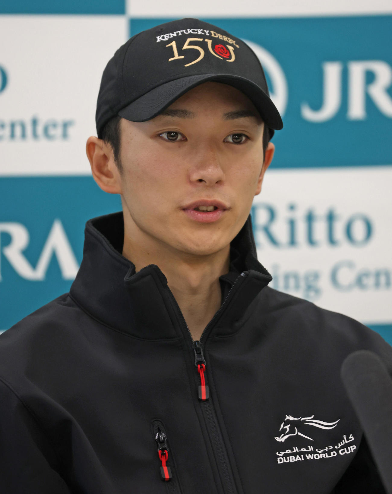 会見する坂井瑠星騎手