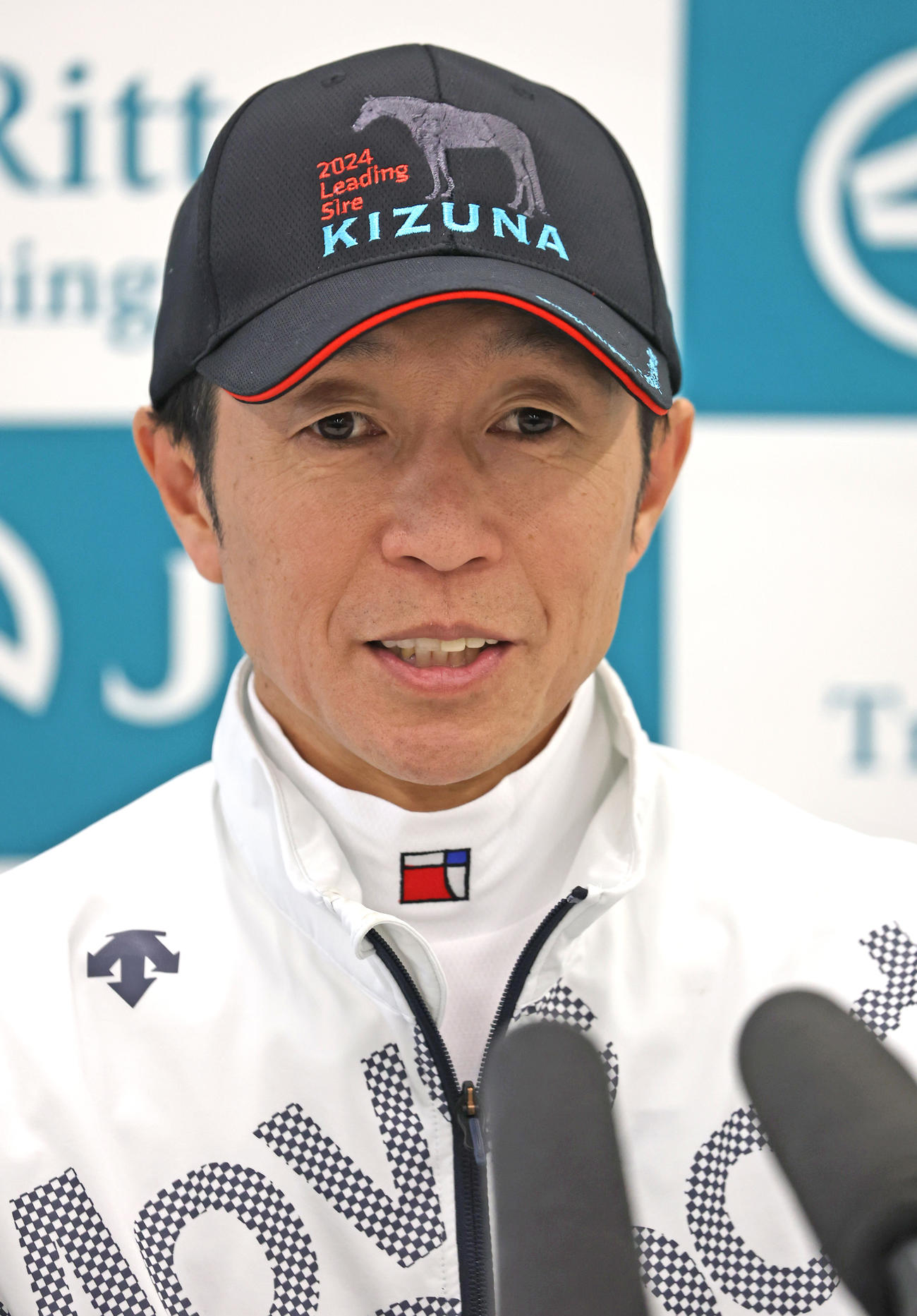 会見で笑顔を見せる武豊騎手