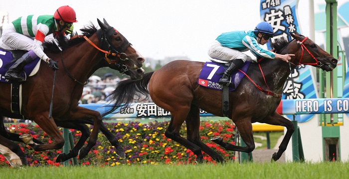 安田記念を制したロマンチックウォリアー（右）、２着ナミュール＝２０２４年６月２日