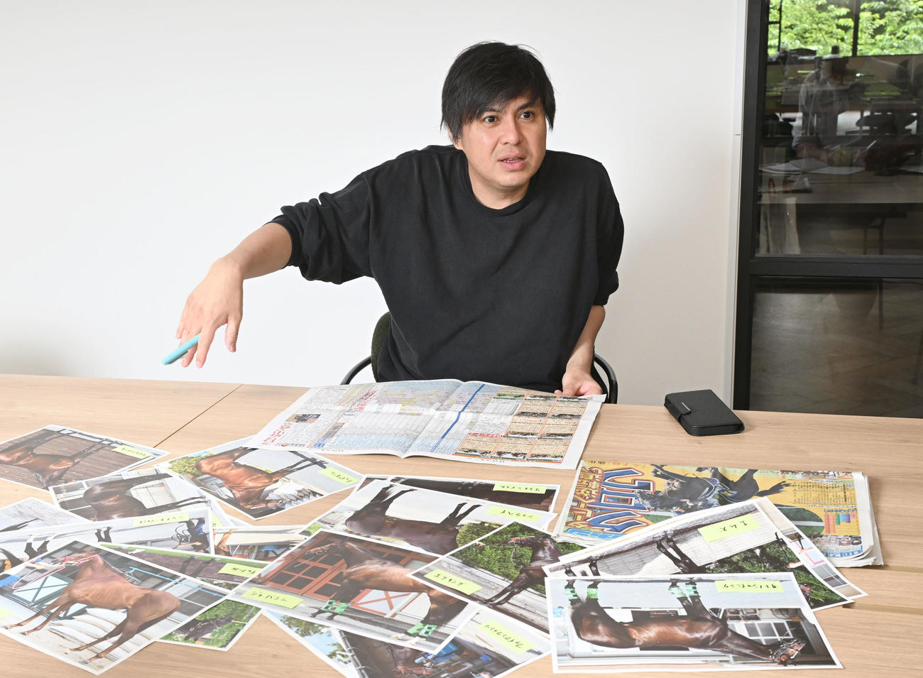 日本ダービーを予想する株式会社tonariの高橋弘樹社長（撮影・千葉一成）