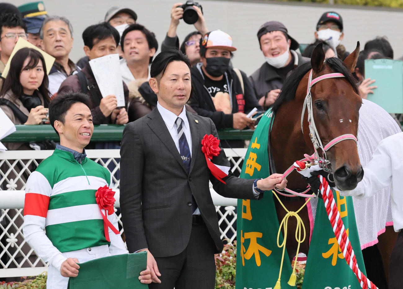 3月29日、毎日杯を制したファンダムと北村宏騎手（左）と辻調教師