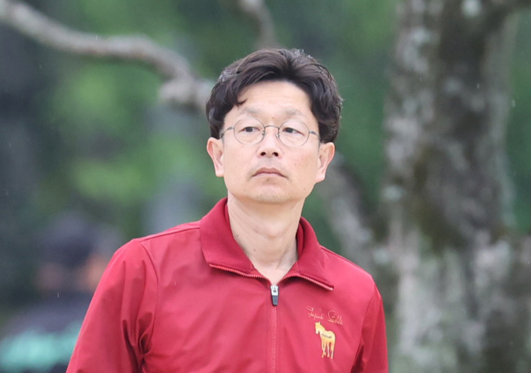藤野健太調教師（2025年5月撮影）