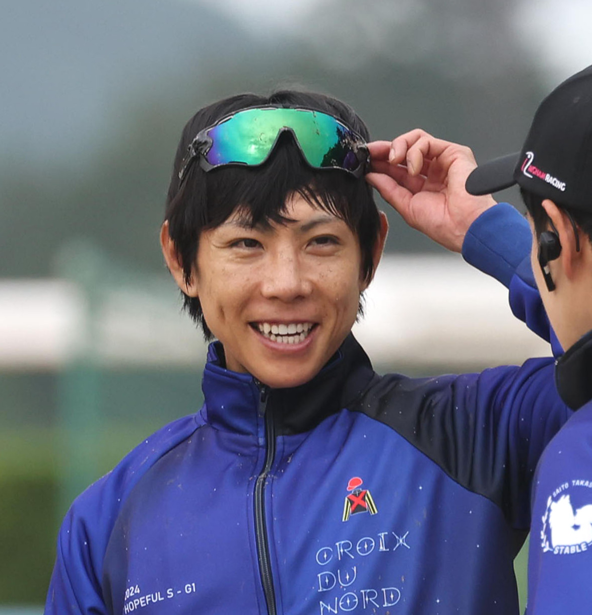 21日、クロワデュノールの追い切りを終え斎藤崇師（右）と会話を交わす北村友騎手
