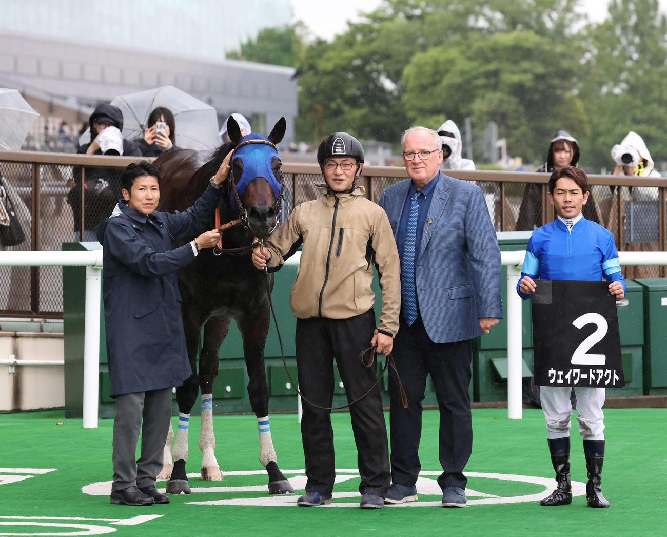 東京11R、アハルテケSを制したウェイワードアクトの口取りをする田中博師と戸崎騎手（撮影・丹羽敏通）