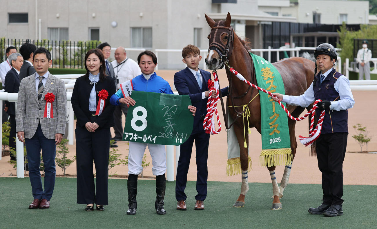 京都11R、葵Sを制した岩田望騎手とアブキールベイは口取りに納まる（撮影・西尾就之）