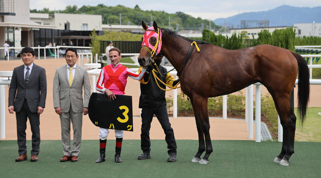 京都9R、鳳雛Sを制したシュタルケ騎手とハグは口取りに納まる（撮影・西尾就之）