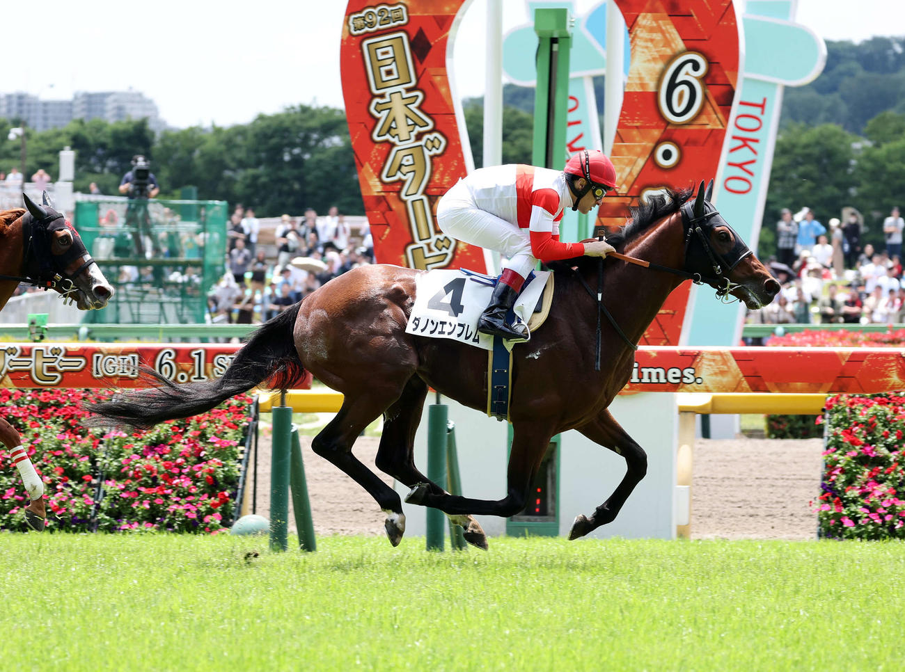 この日最初の芝レース東京4Rを制したダノンエンブレムとC・ルメール騎手（撮影・鈴木正人）