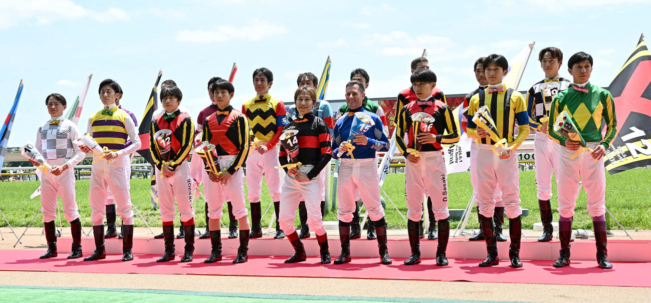 日本ダービーの騎手紹介セレモニーに登場した出場騎手たち（撮影・千葉一成）