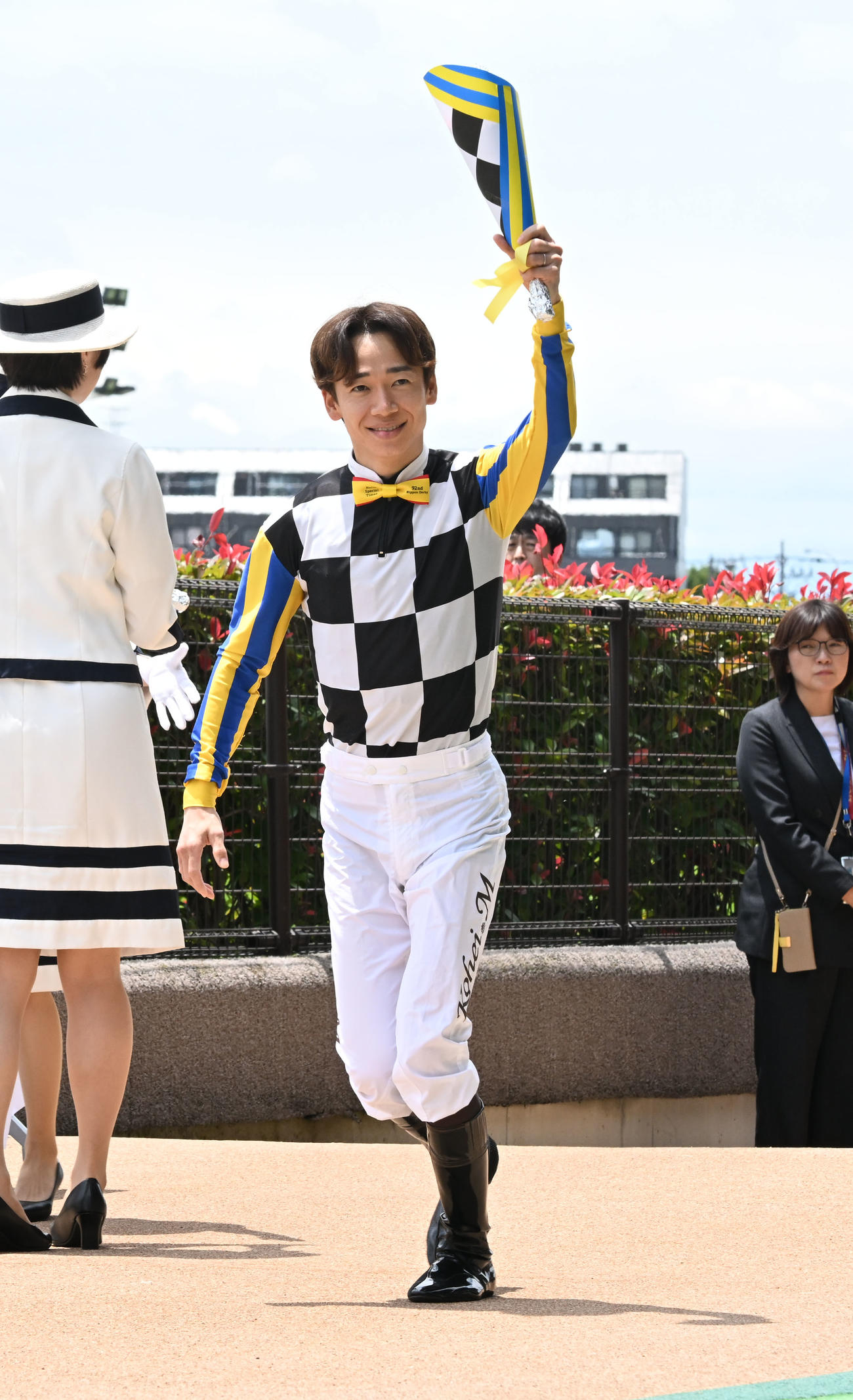 日本ダービーの騎手紹介セレモニーに登場したジョバンニに騎乗する松山騎手（撮影・千葉一成）