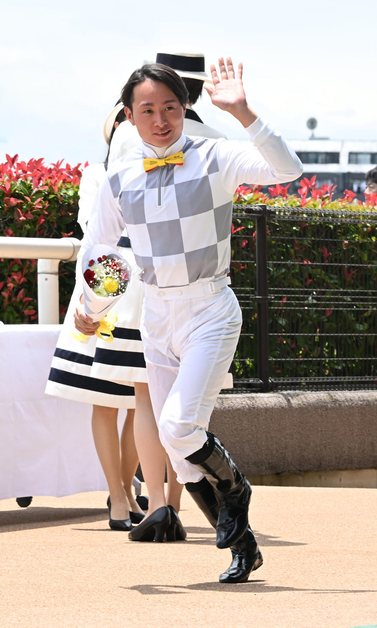 日本ダービーの騎手紹介セレモニーに登場したトッピボーンに騎乗する岩田望騎手（撮影・千葉一成）