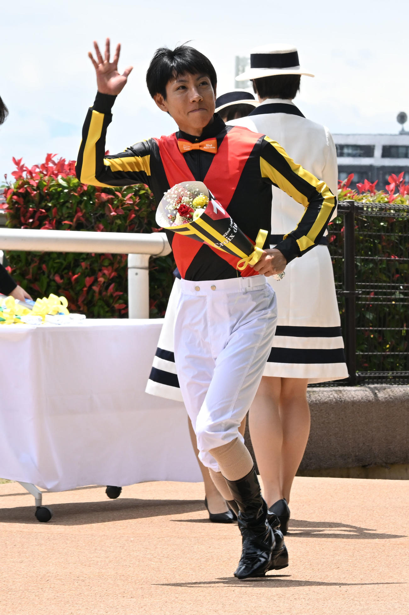 日本ダービーの騎手紹介セレモニーに登場したクロワデュノールに騎乗する北村友騎手（撮影・千葉一成）