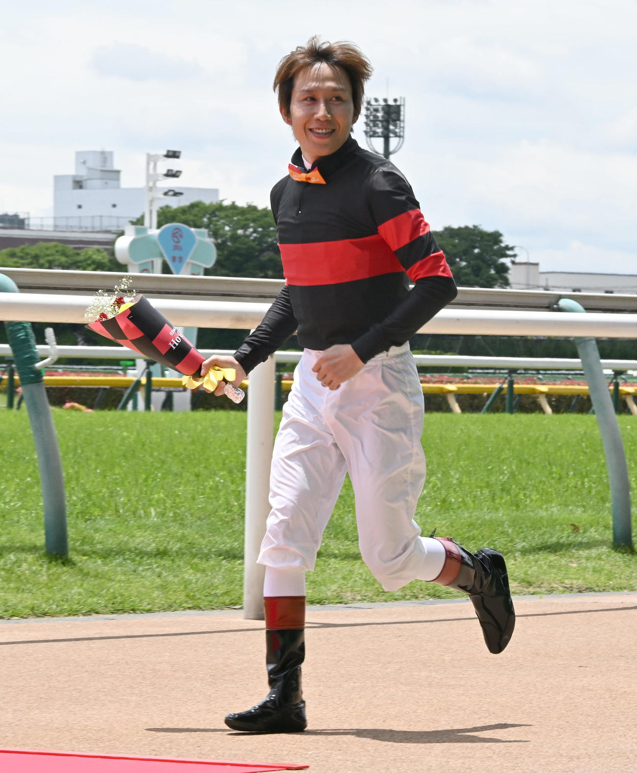 日本ダービーの騎手紹介セレモニーに登場したホウオウアートマンに騎乗する田辺騎手（撮影・千葉一成）