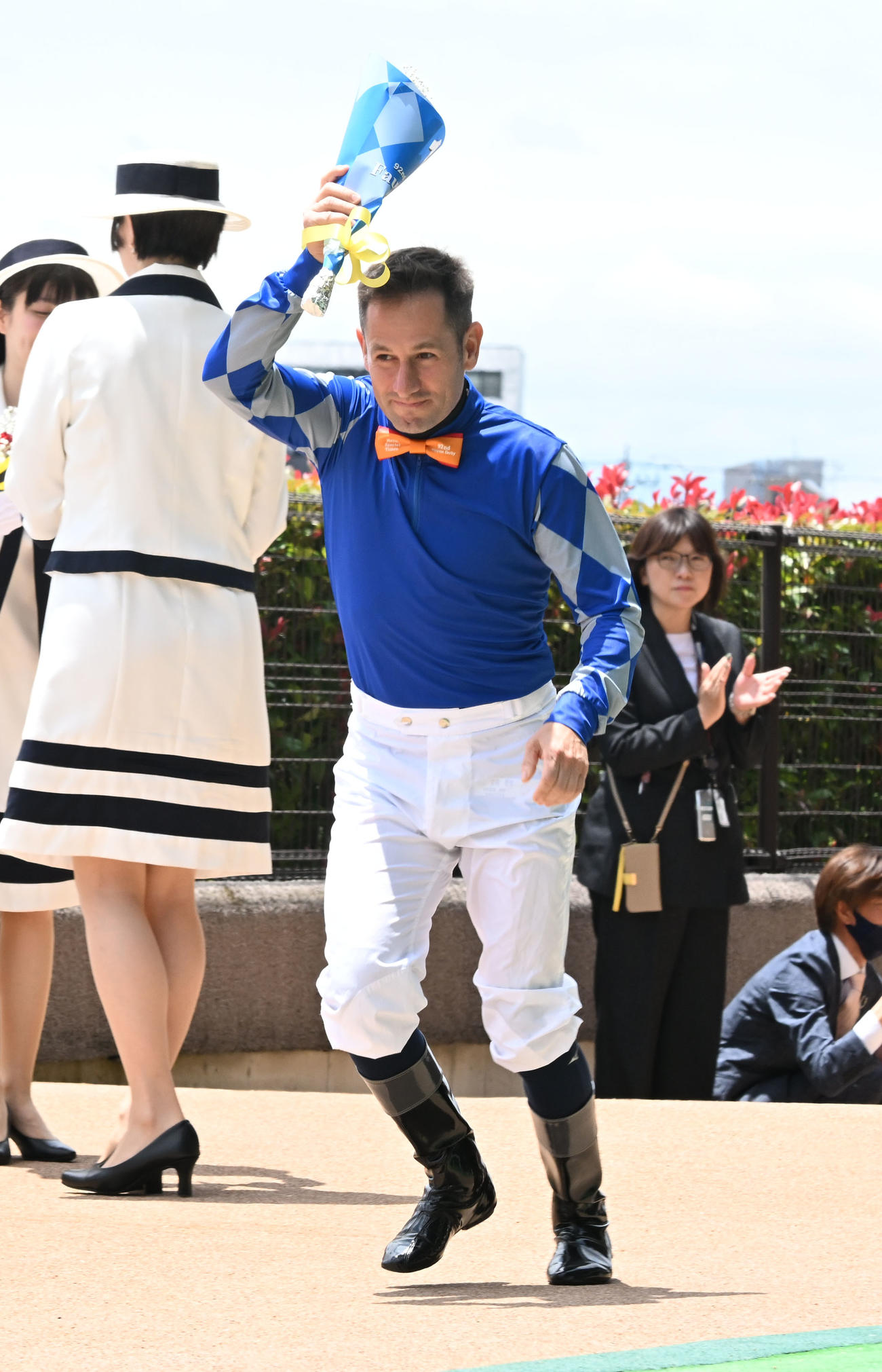 日本ダービーの騎手紹介セレモニーに登場したファウストラーゼンに騎乗するデムーロ騎手（撮影・千葉一成）