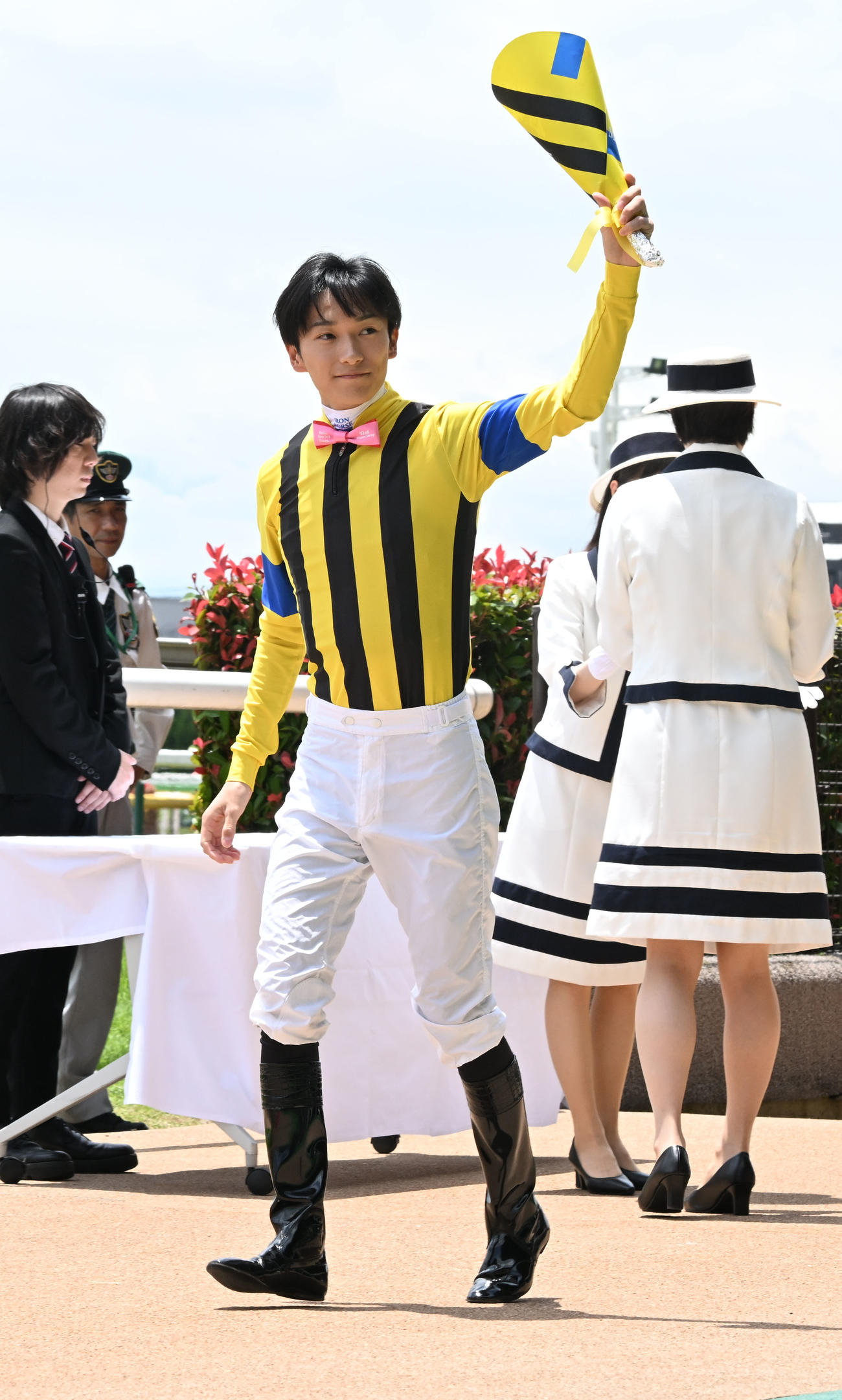 日本ダービーの騎手紹介セレモニーに登場したマスカレードボールに騎乗する坂井騎手（撮影・千葉一成）