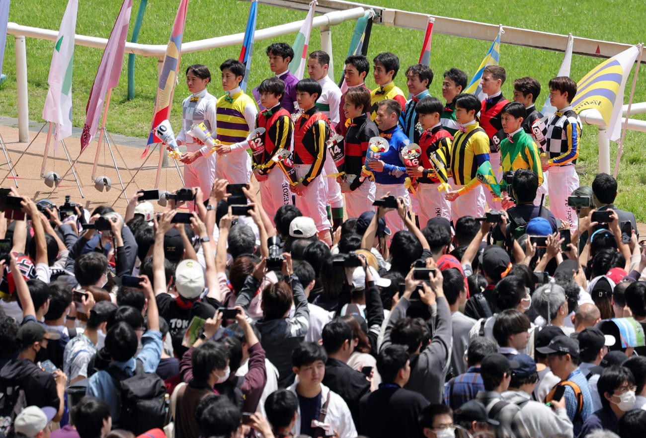 紹介されるダービー騎乗騎手（撮影・野上伸悟）