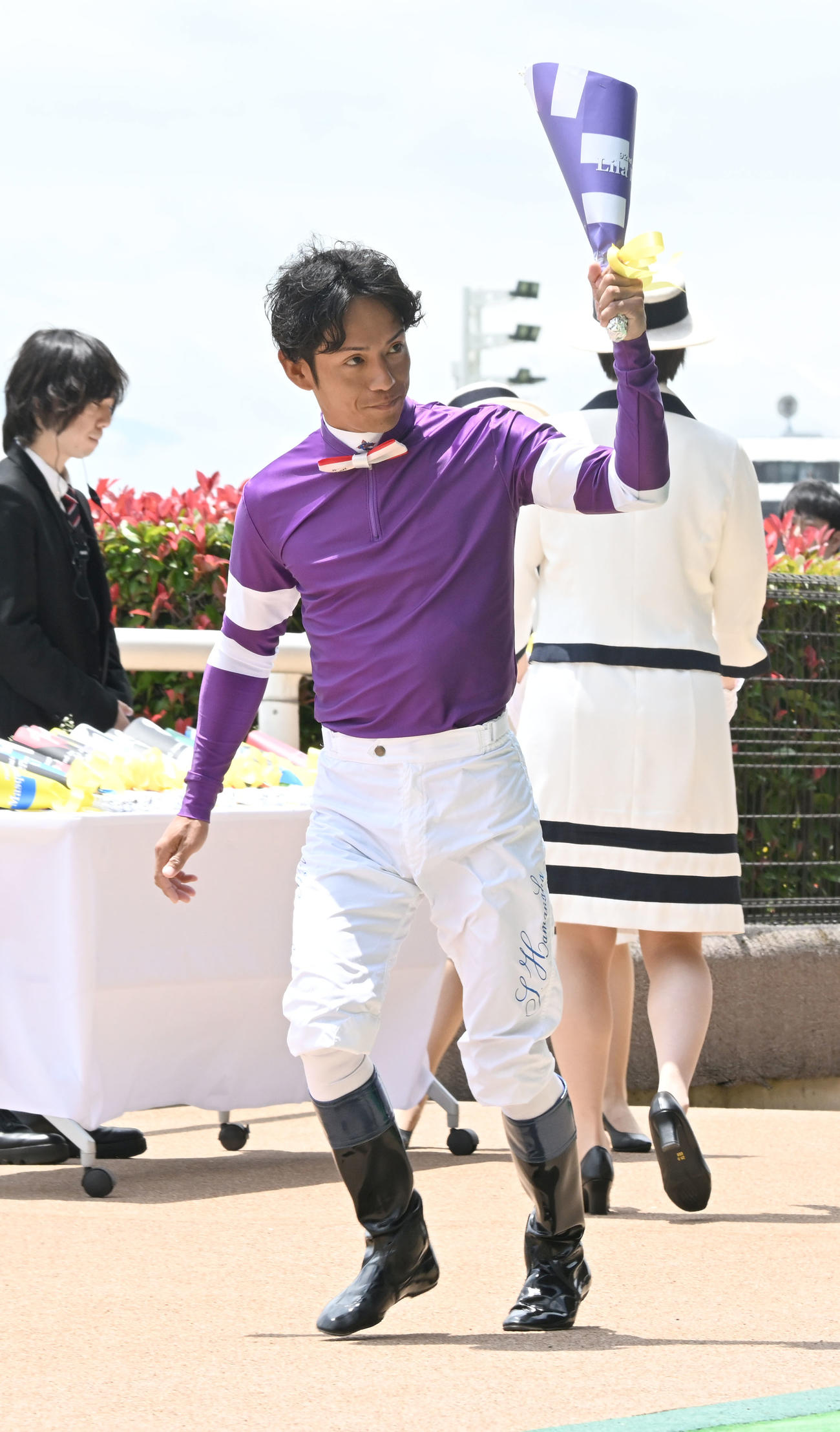 日本ダービーの騎手紹介セレモニーに登場したリラエンブレムに騎乗する浜中騎手（撮影・千葉一成）