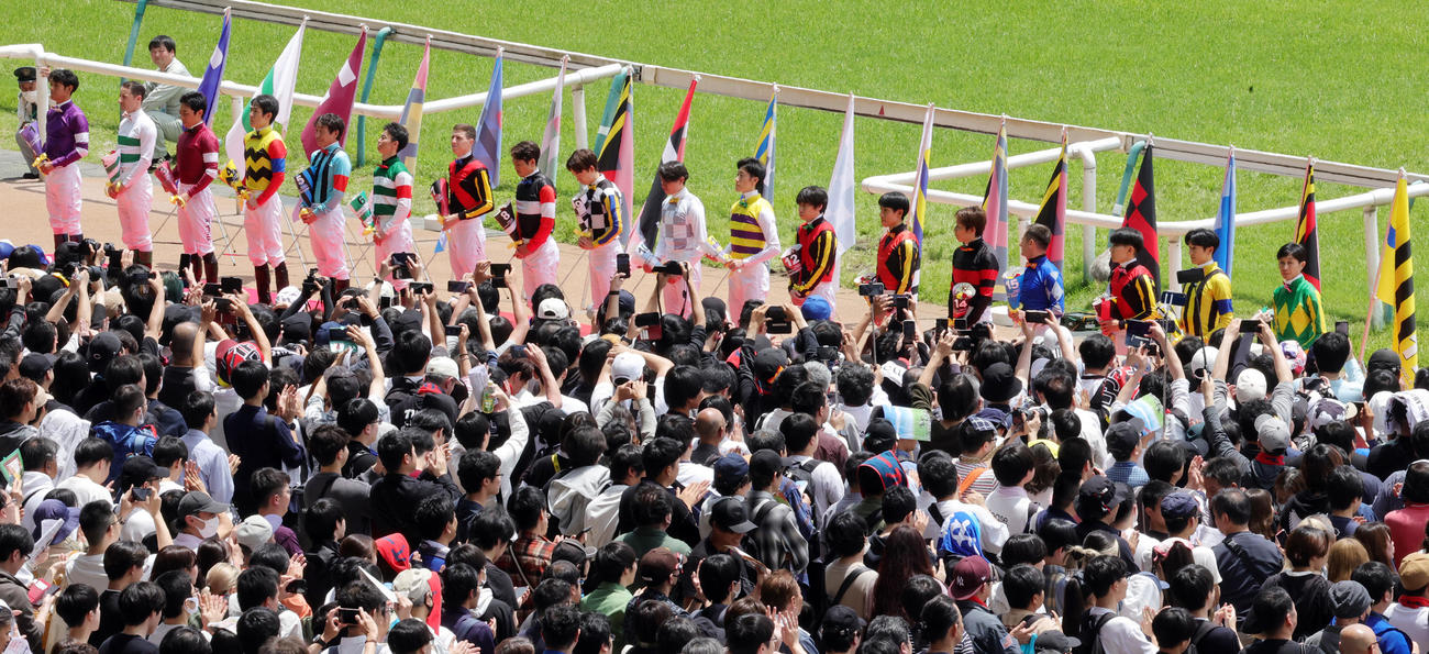紹介されるダービー騎乗騎手（撮影・野上伸悟）