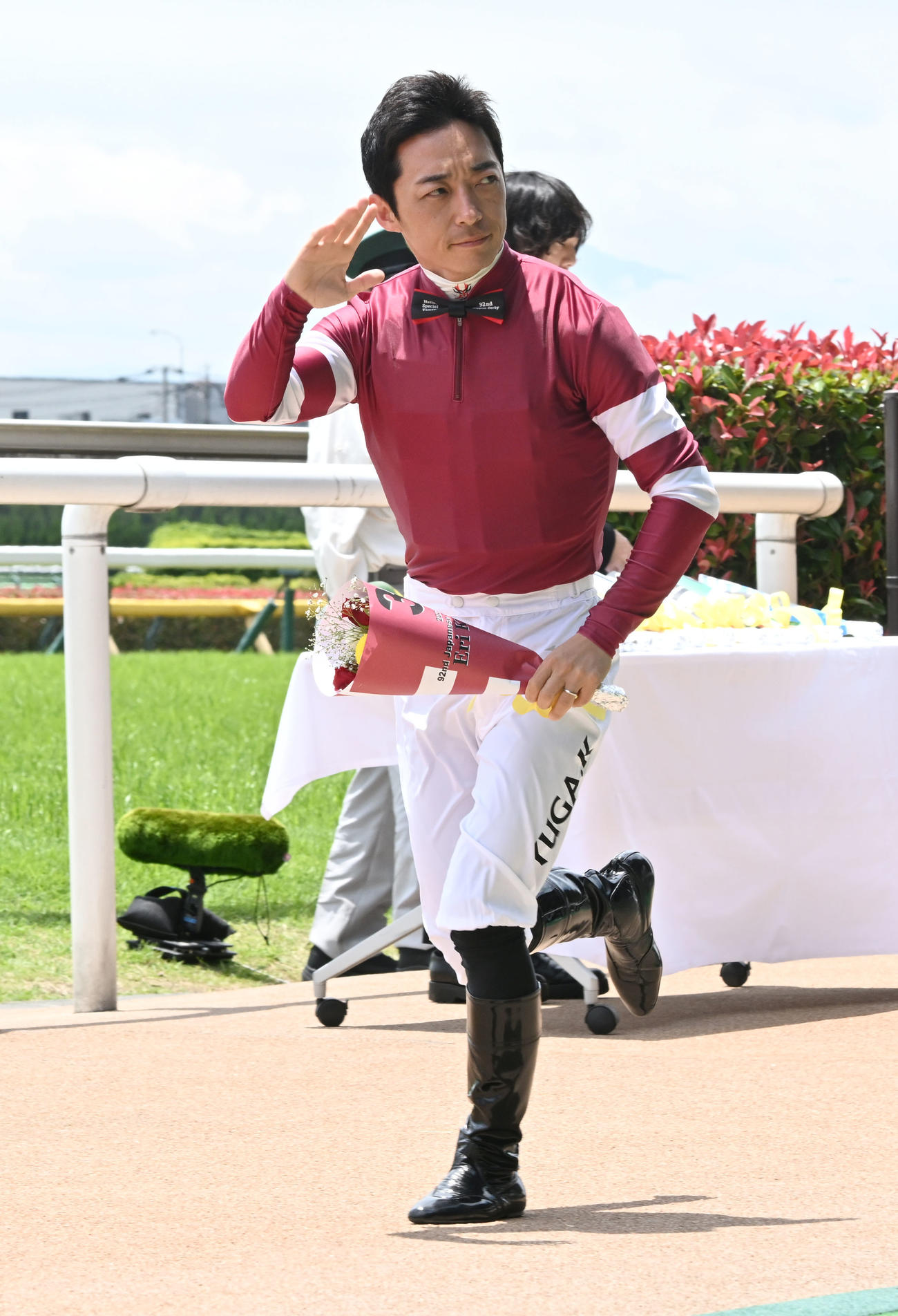 日本ダービーの騎手紹介セレモニーに登場したエリキングに騎乗する川田騎手（撮影・千葉一成）