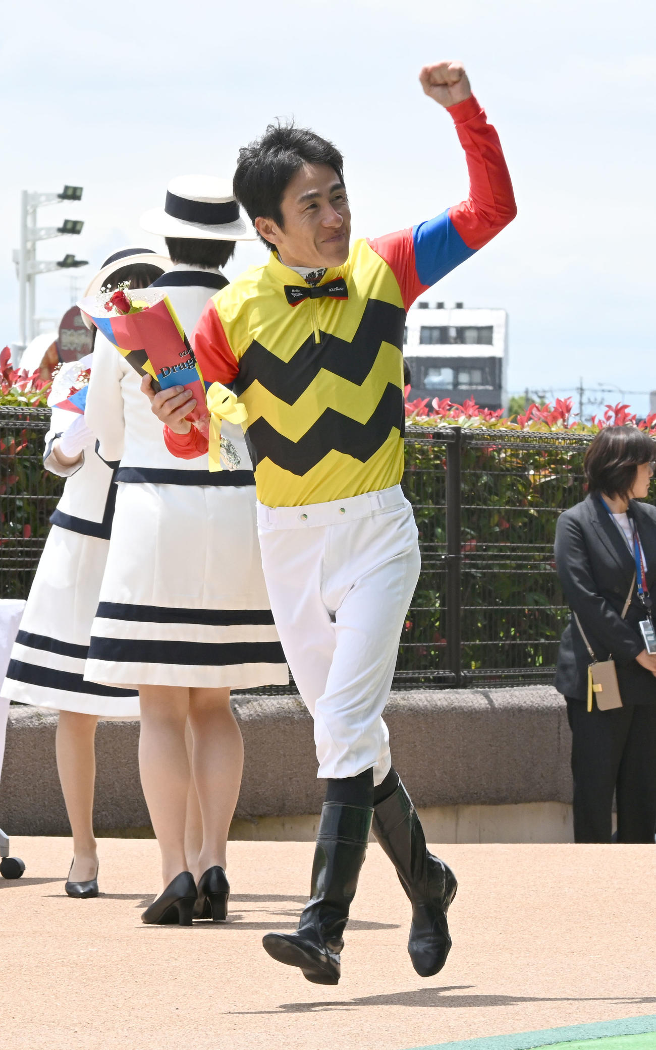 日本ダービーの騎手紹介セレモニーに登場したドラゴンブーストに騎乗する丹内騎手（撮影・千葉一成）