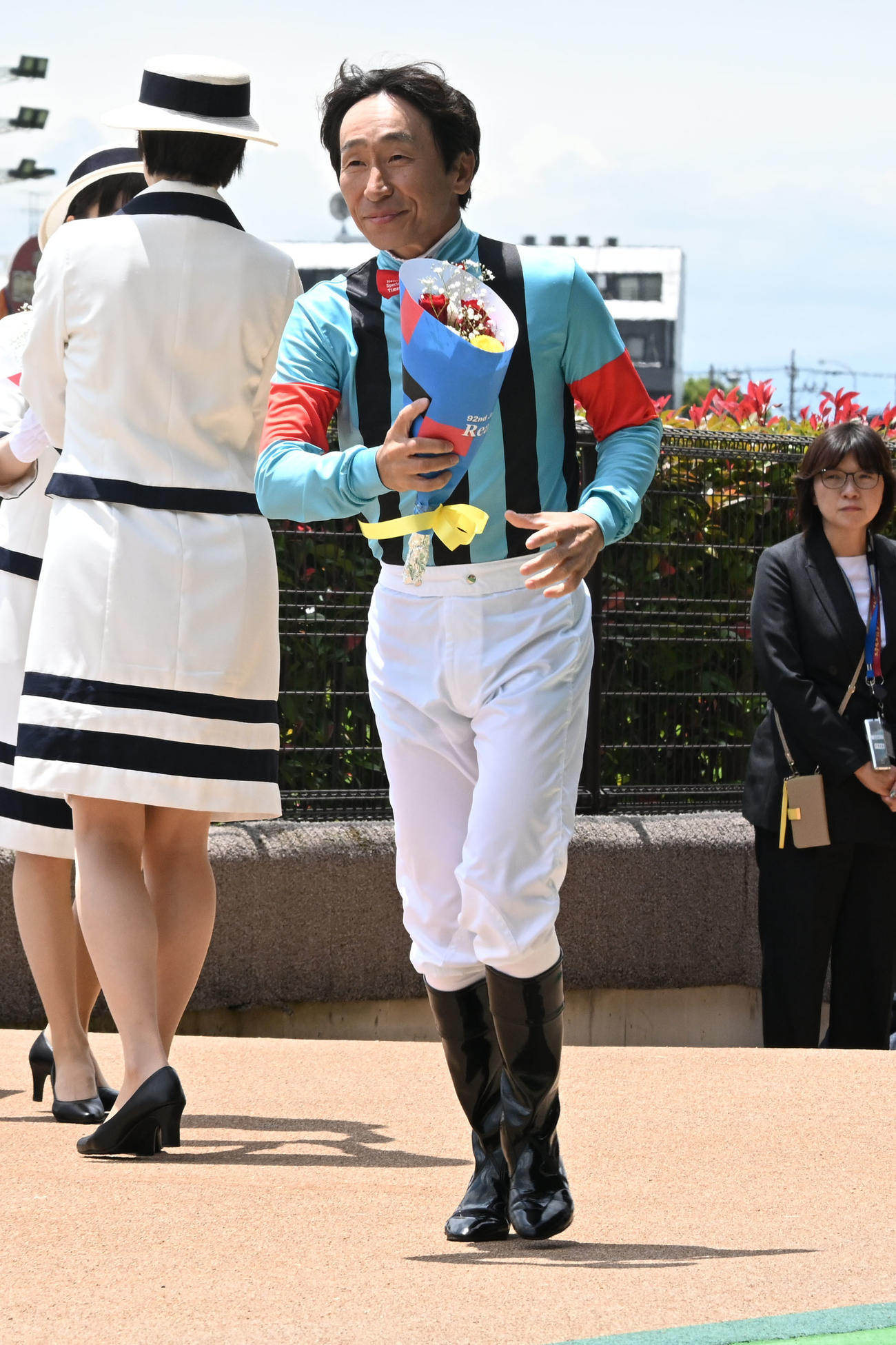 日本ダービーの騎手紹介セレモニーに登場したレディネスに騎乗する横山典騎手（撮影・千葉一成）