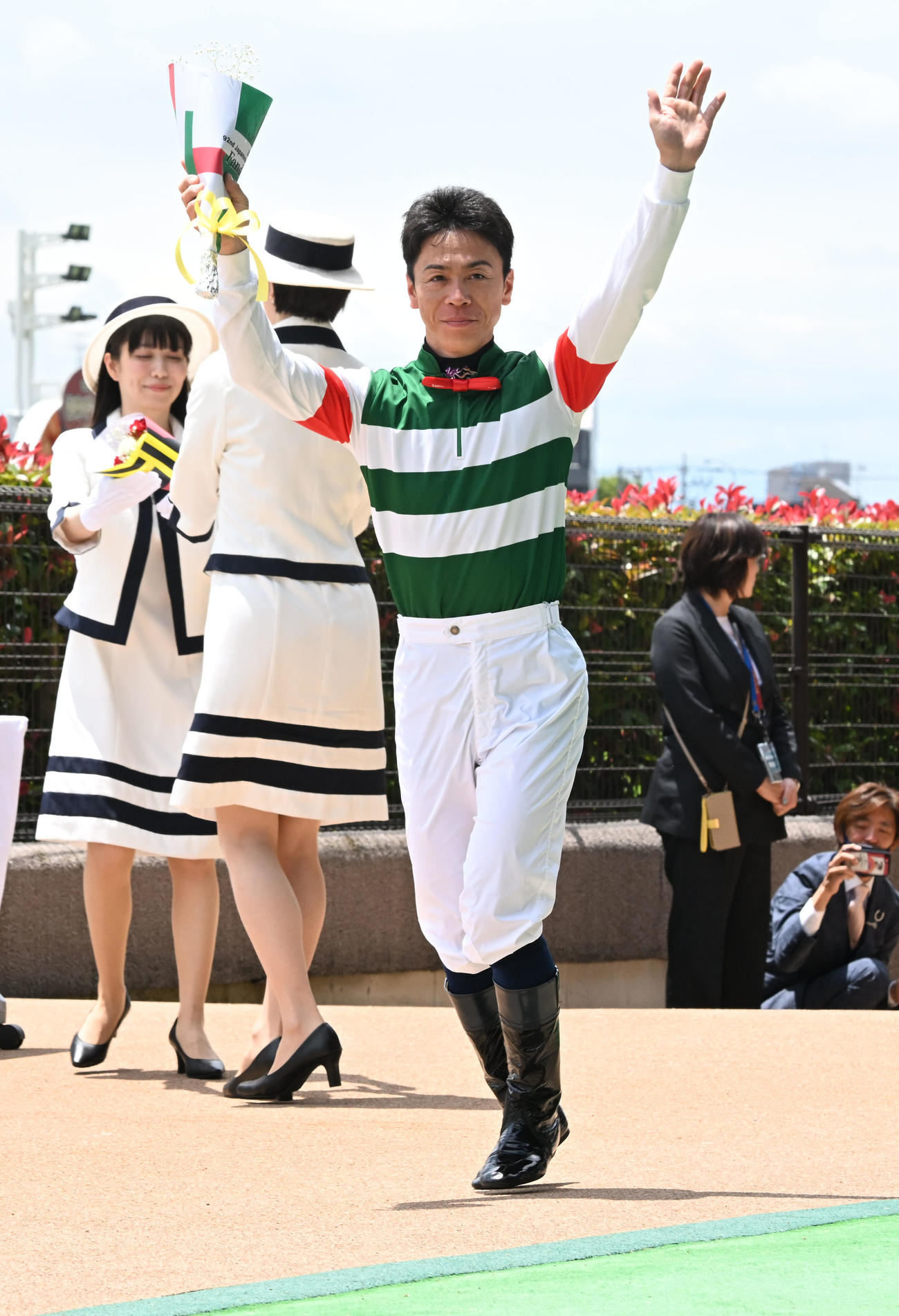 日本ダービーの騎手紹介セレモニーに登場したファンダムに騎乗する北村宏騎手（撮影・千葉一成）