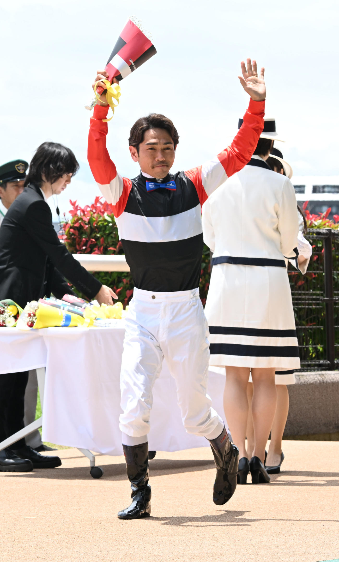 日本ダービーの騎手紹介セレモニーに登場したエムズに騎乗する戸崎騎手（撮影・千葉一成）