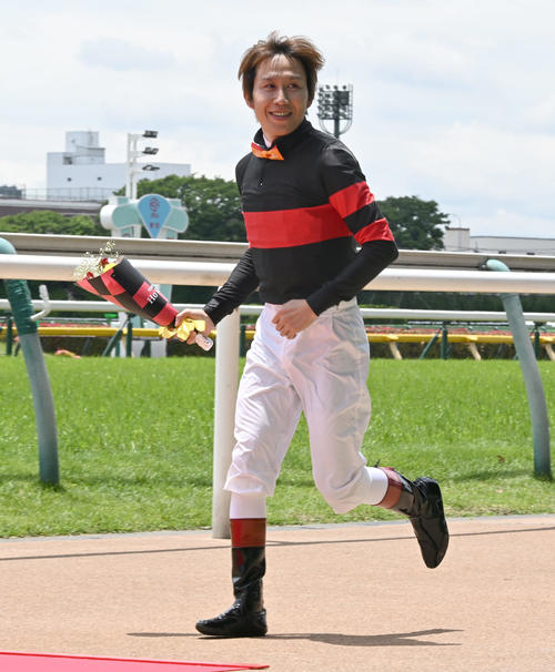 ダービー】役者が違う！ 武豊騎手が恒例のジョッキー紹介で大トリ登場