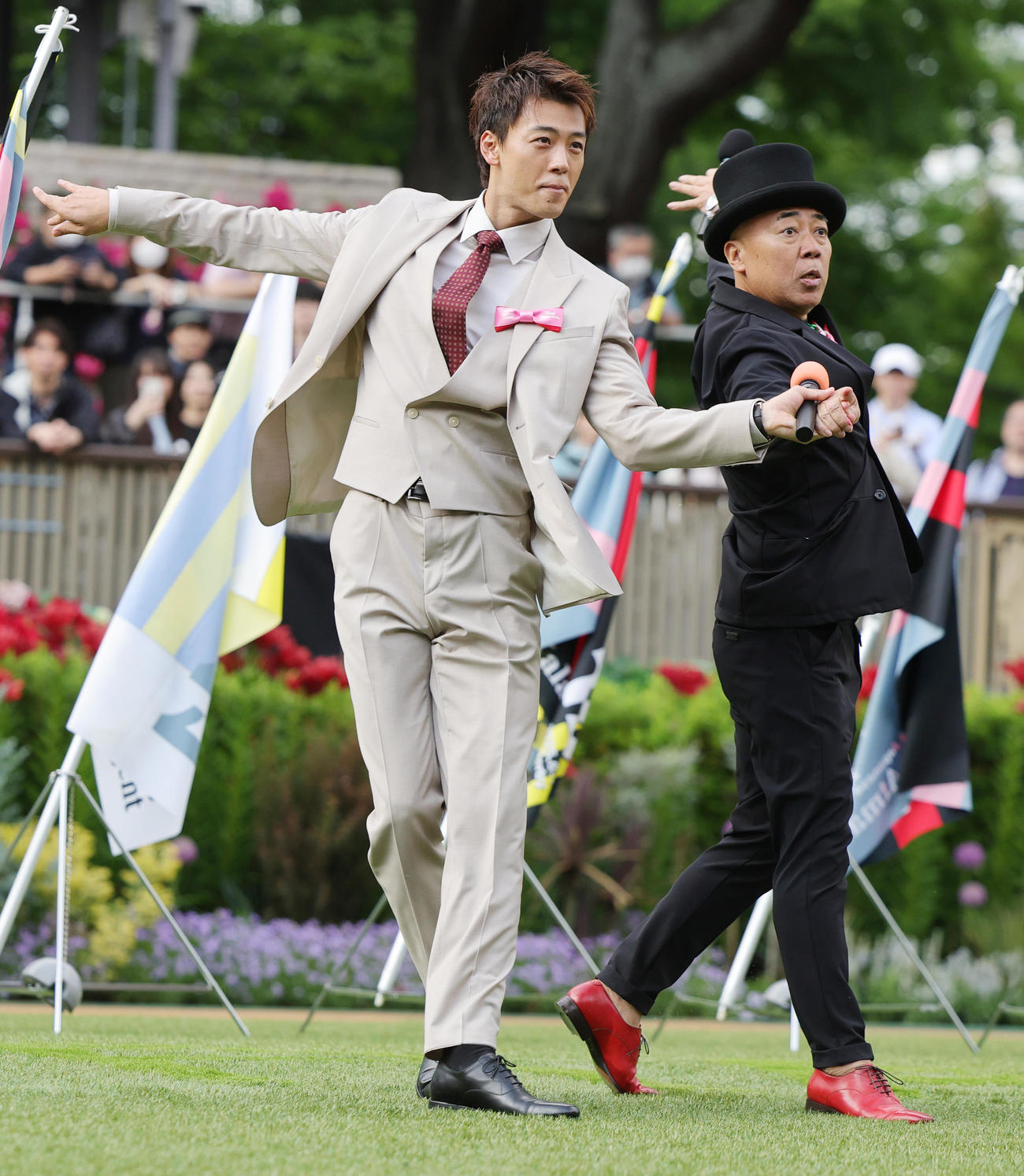 全レース終了後のトークショーで、ダンスを踊る竹内涼真（左）とゴルゴ松本（撮影・野上伸悟）