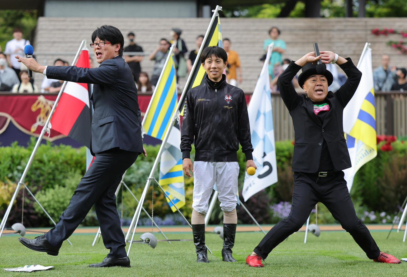 クロワデュノールで日本ダービーを制した北村友一騎手（中央）は、TIMのレッド吉田（左）、ゴルゴ松本（右）から「祝ポーズ」で祝福される（撮影・野上伸悟）