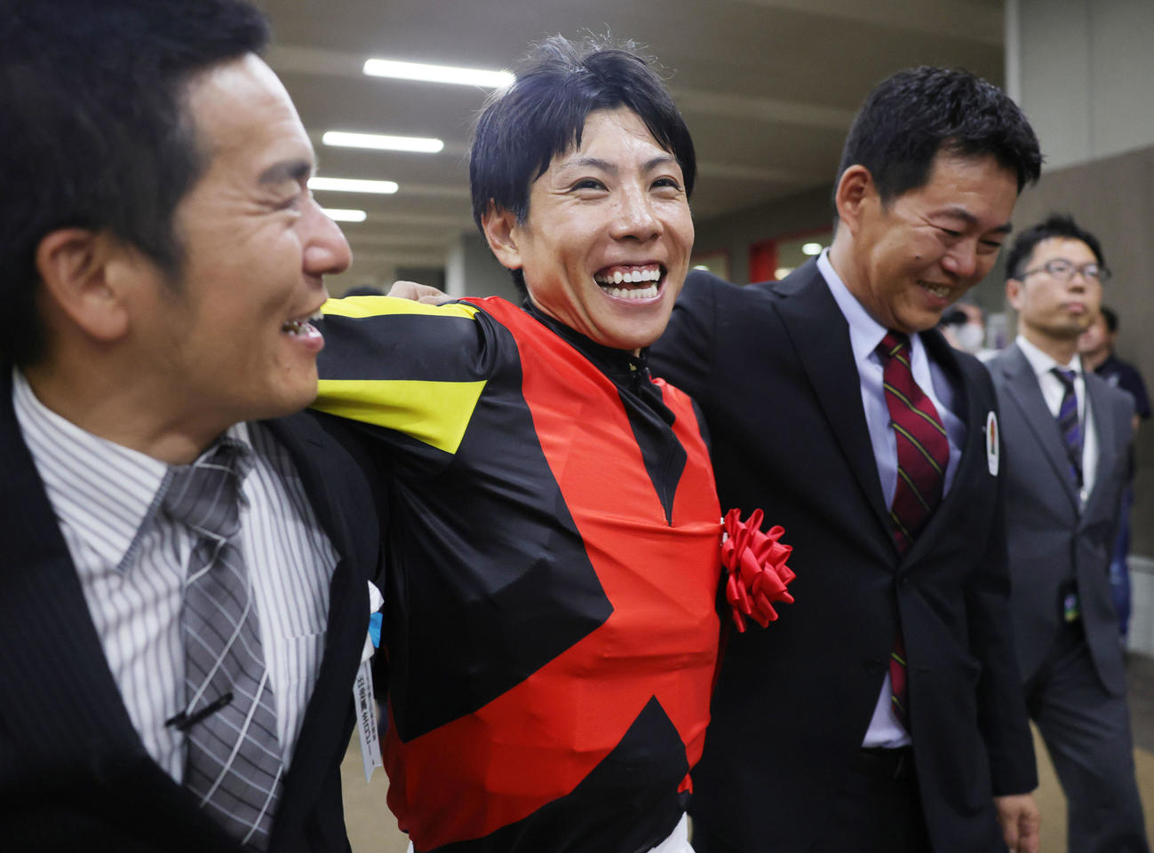 クロワデュノールでダービーを制し喜ぶ北村友一騎手（撮影・野上伸悟）
