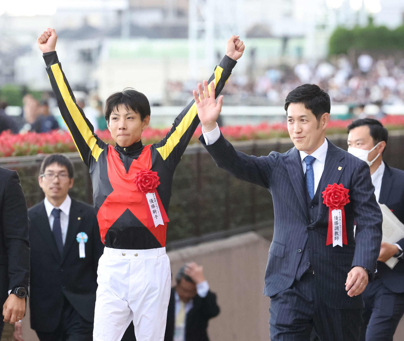 クロワデュノールでニホンダービーを制して、声援に応える北村友騎手と斉藤崇師（撮影・丹羽敏通）