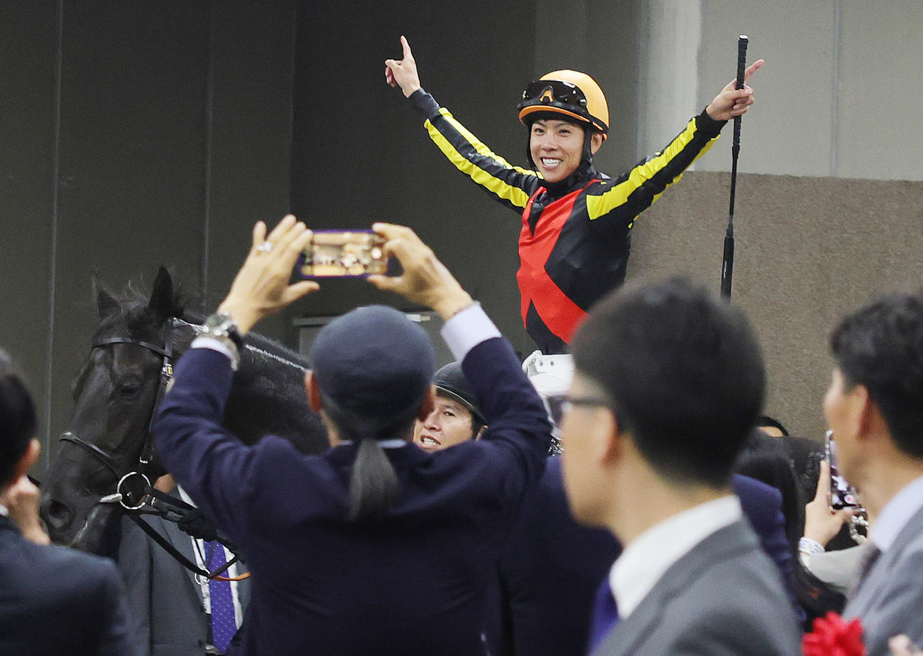 クロワデュノールでダービーを制し喜ぶ北村友一騎手（撮影・野上伸悟）