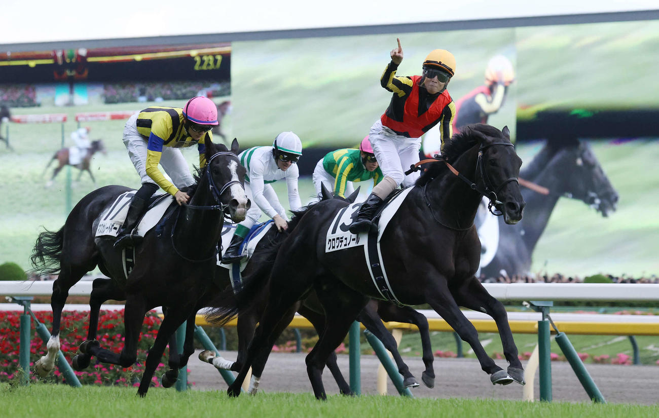 東京11R、日本ダービーを制したクロワデュノールと北村友騎手。左は2着マスカレードボール