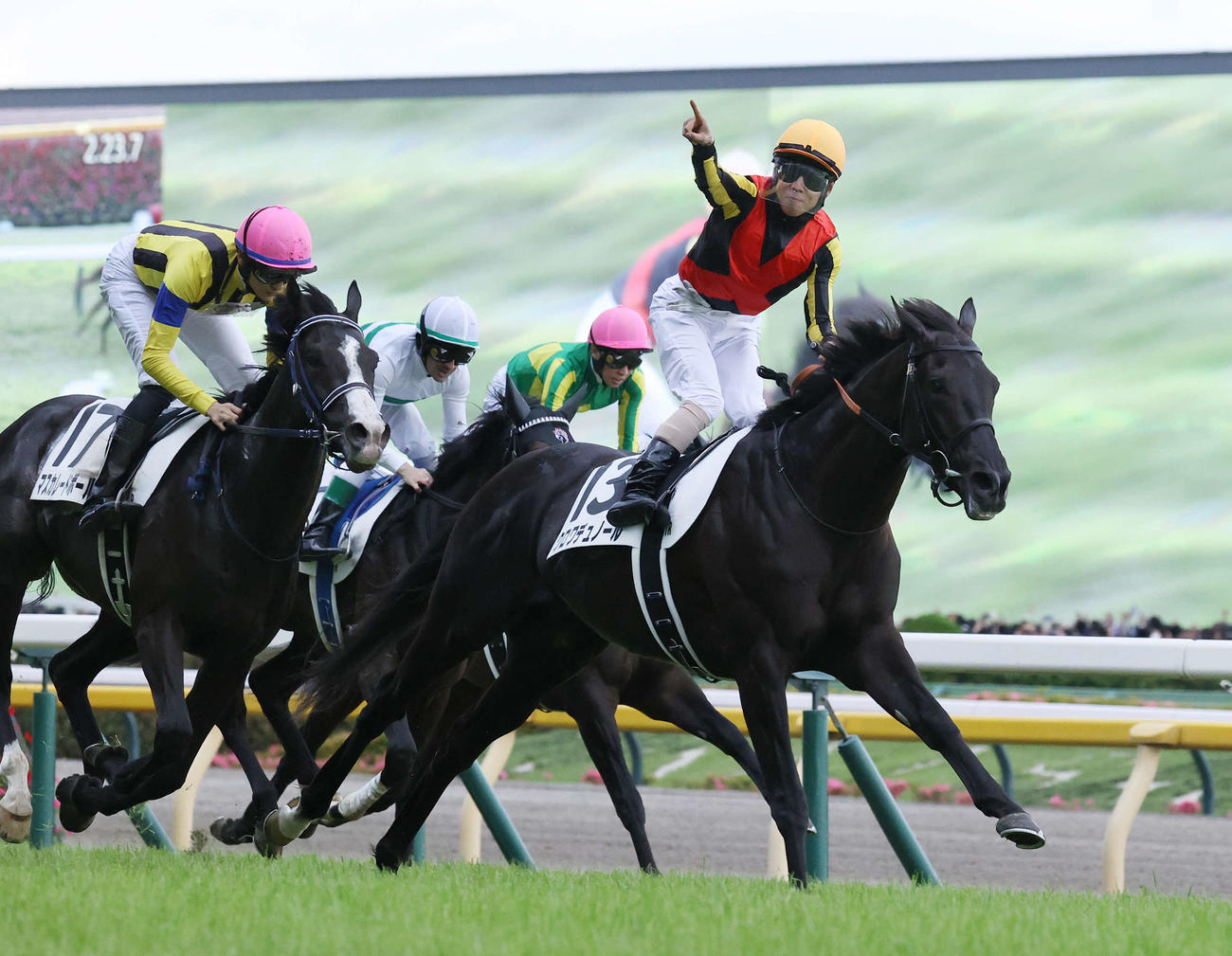 ダービーを制したクロワデュノールと北村友騎手。左は2着マスカレードボール（撮影・丹羽敏通）