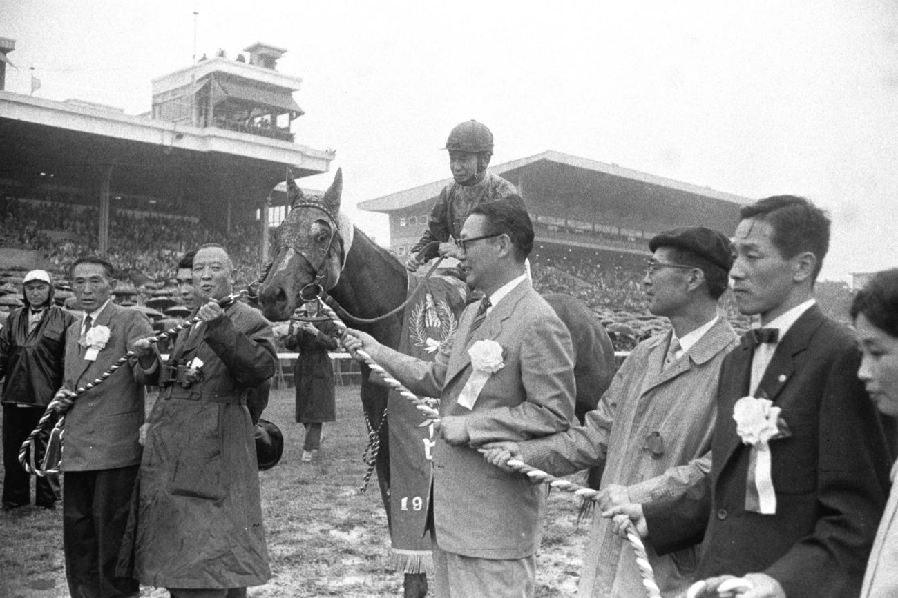 1959年5月24日、第26回日本ダービー（東京優駿）　優勝したコマツヒカリと古山良司騎手