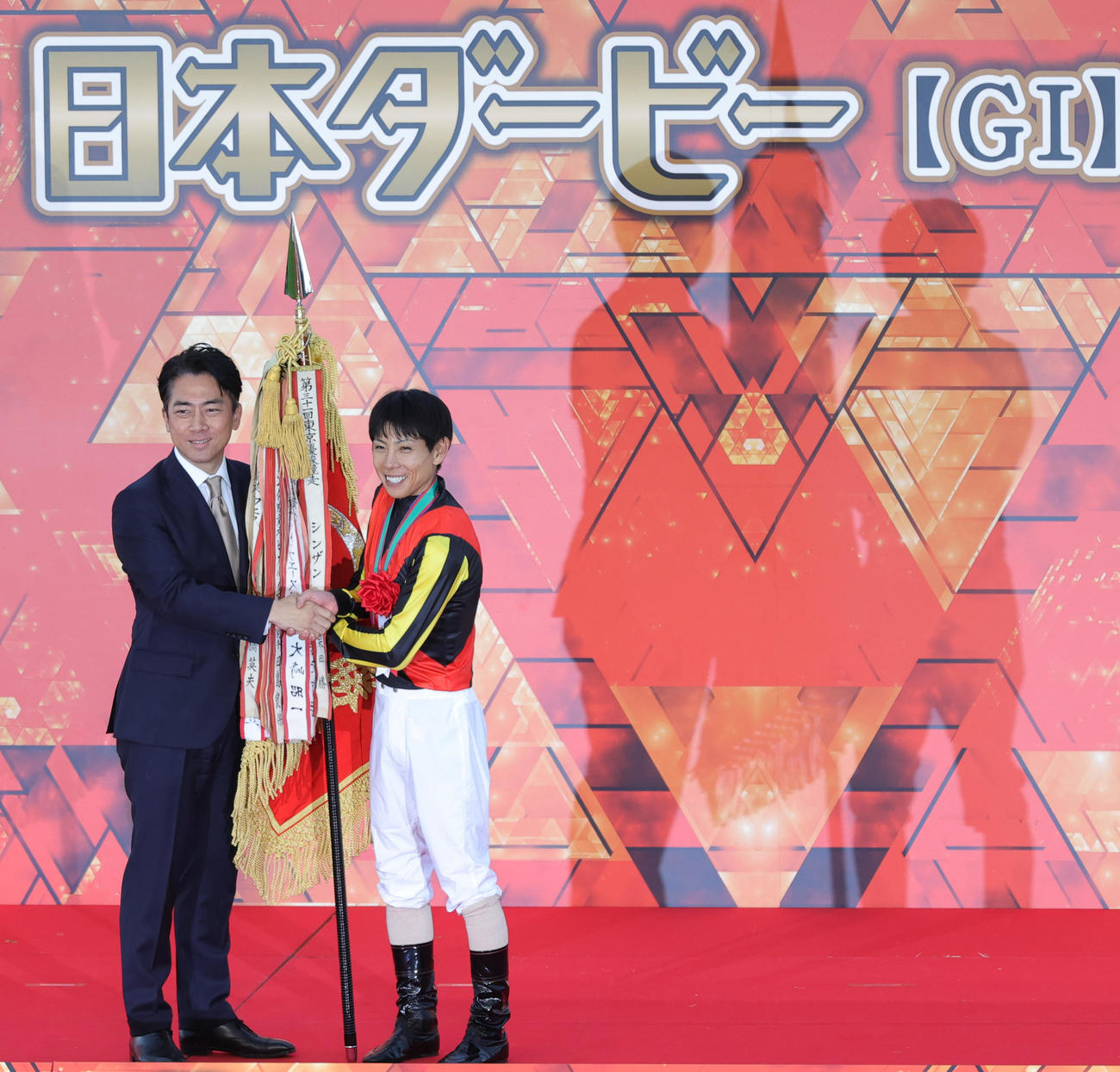 クロワデュノールでダービーを制し、小泉農水大臣（左）と握手する北村騎手（撮影・野上伸悟）