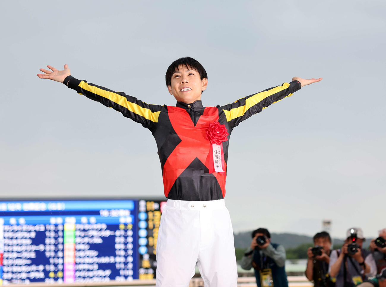 日本ダービーを制し喜ぶ北村騎手（撮影・鈴木正人）