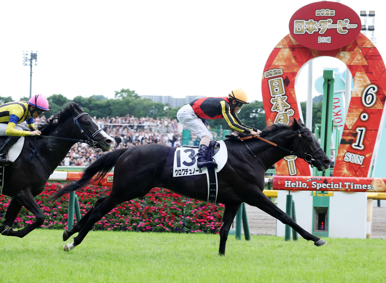 ダービーを制したクロワデュノールと北村騎手（撮影・鈴木正人）