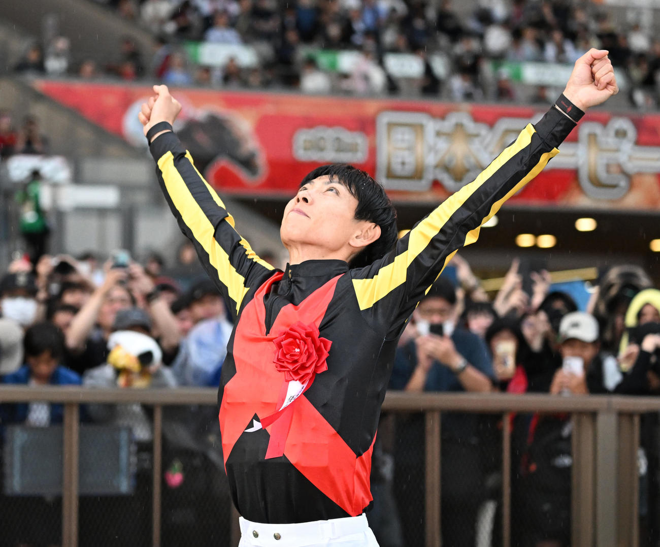 日本ダービーをクロワデュノールで制し、両腕を広げ喜ぶ北村友騎手（撮影・千葉一成）