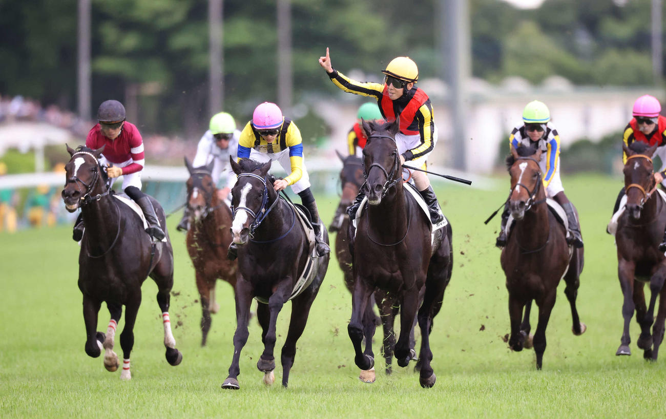 日本ダービーを制したクロワデュノールと北村友騎手（中央）。左から3頭目は2着マスカレードボール