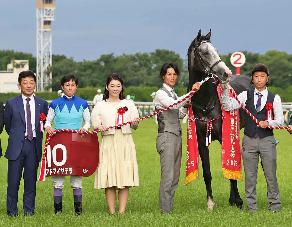 目黒記念を制したアドマイヤテラの口取りをする友道師、武豊騎手、近藤オーナーら（撮影・丹羽敏通）