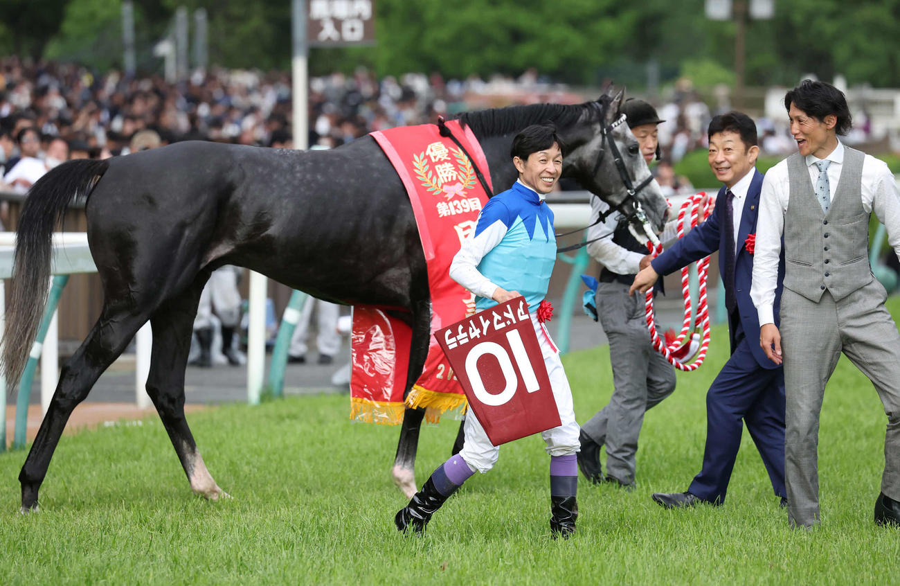 目黒記念をアドマイヤテラで制して笑顔を見せる武豊騎手と友道師（撮影・丹羽敏通）