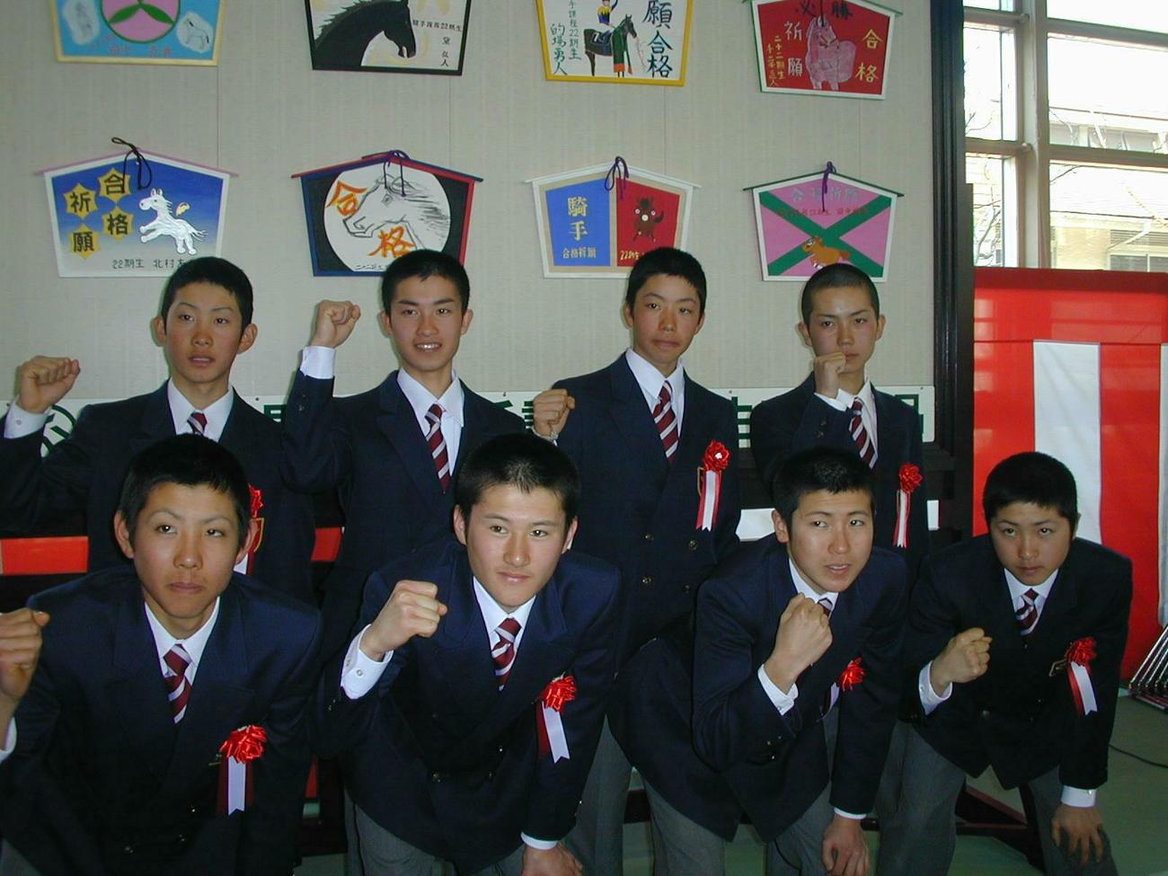 競馬学校卒業式を終え記念撮影に納まる千葉直人（左上）、北村友一（下段左端）、田中博康（同3人目）