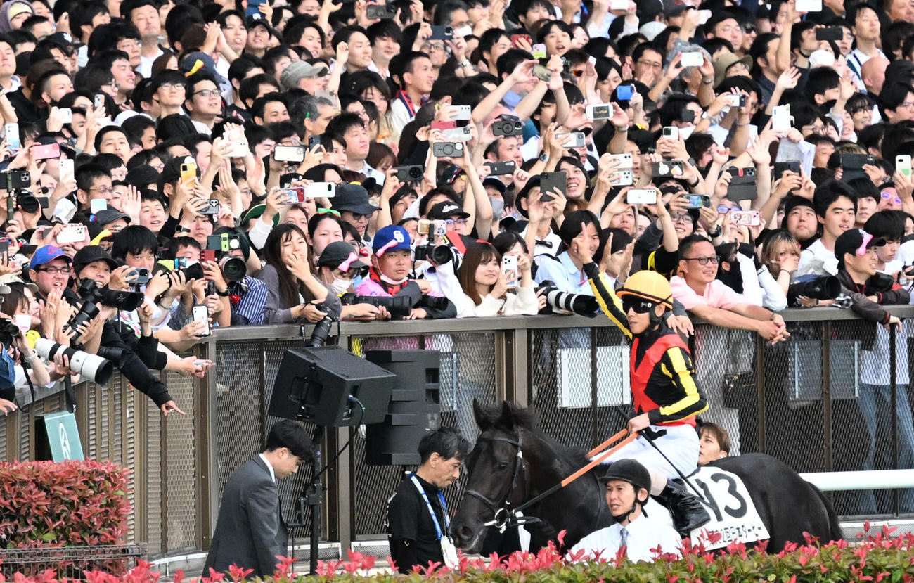 ダービーをクロワデュノールで制し、歓声を受けながら引き揚げる北村友騎手（撮影・千葉一成）