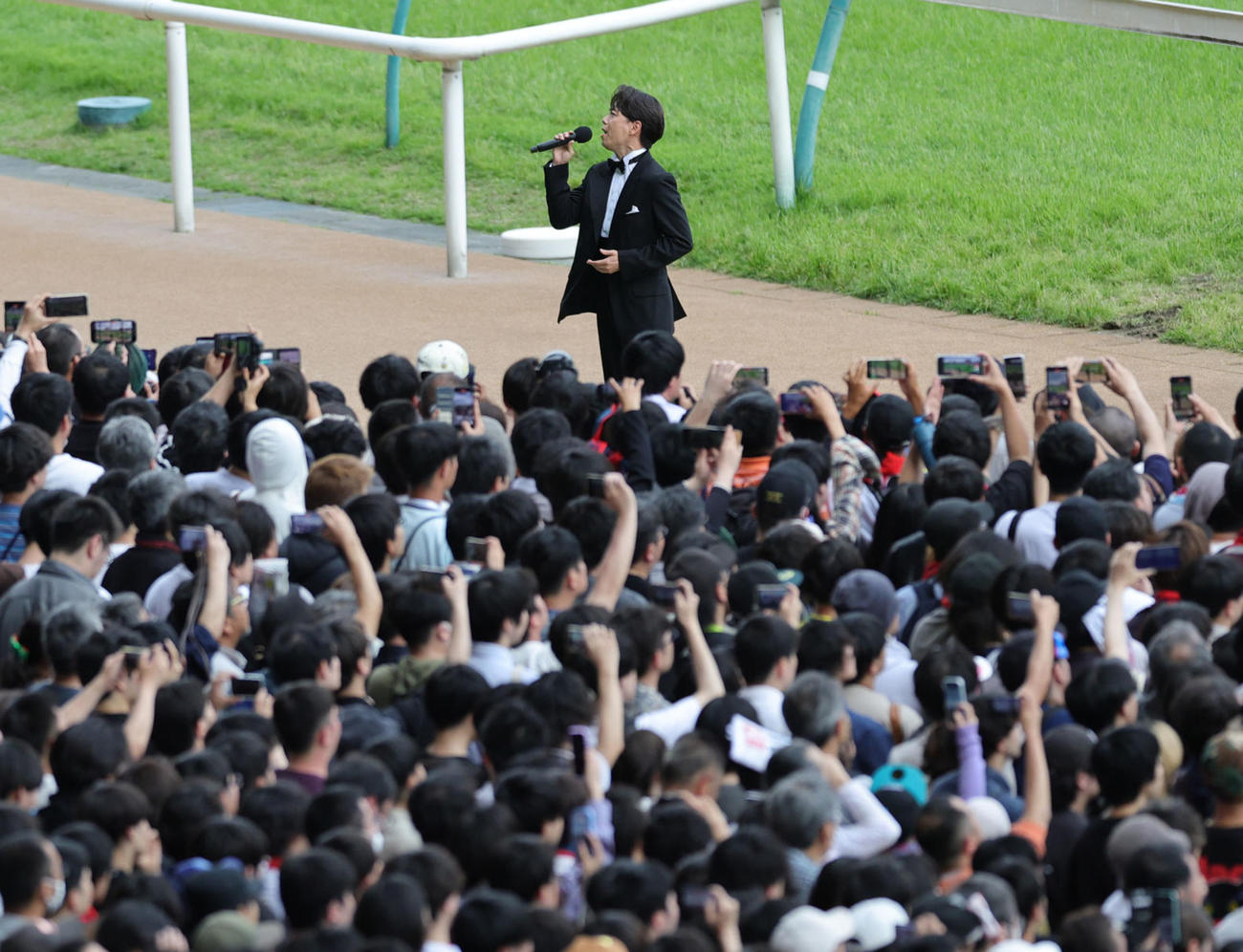 日本ダービーを前に、君が代を独唱する山崎育三郎（撮影・野上伸悟）
