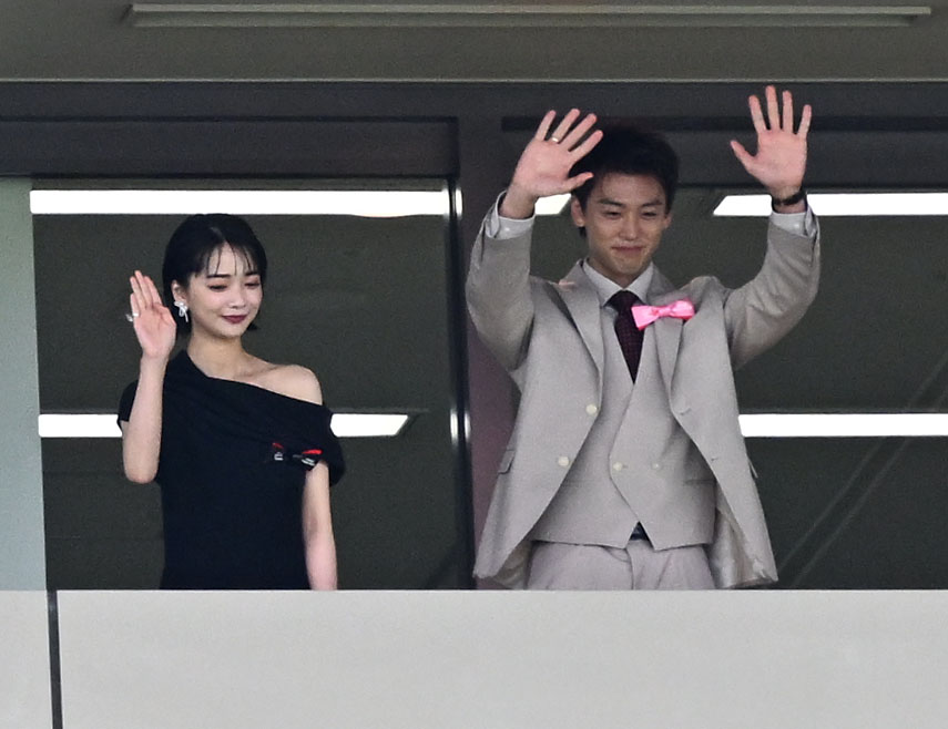 ダービーを前に客席に手を振る俳優の竹内涼真（右）と見上愛（撮影・千葉一成）