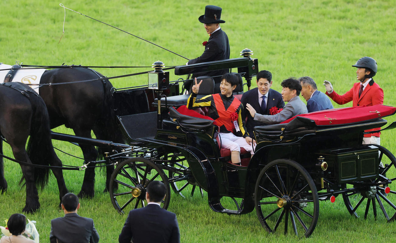 クロワデュノールでダービーを制し、馬車でパレードする、左から北村友一騎手、斉藤崇史調教師、サンデーレーシングの吉田俊介代表、ノーザンファームの吉田勝己代表（撮影・野上伸悟）