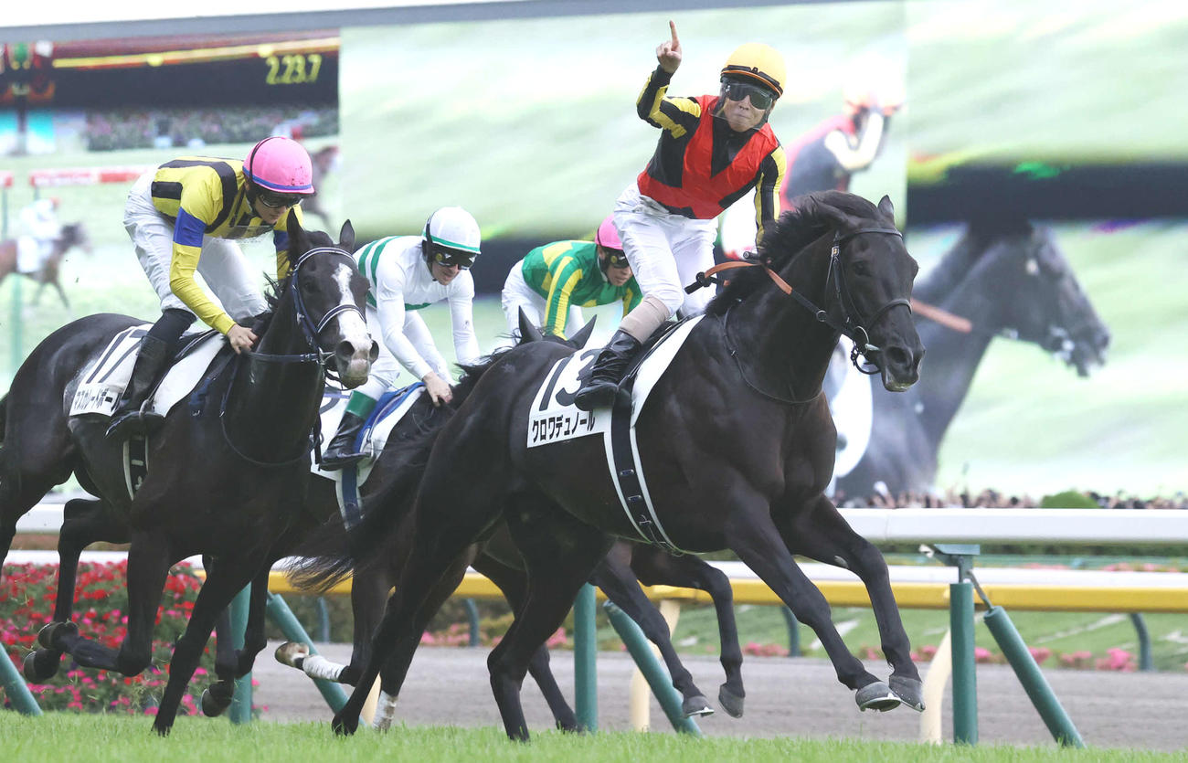 ダービーを制したクロワデュノールと北村友騎手。左は2着マスカレードボール