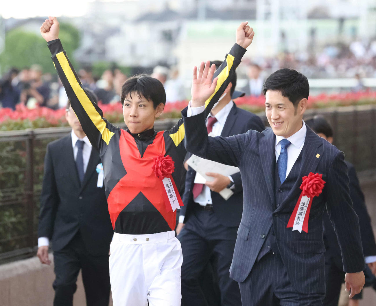 クロワデュノールで日本ダービーを制して、声援に応える北村友騎手と斉藤崇師（撮影・丹羽敏通）